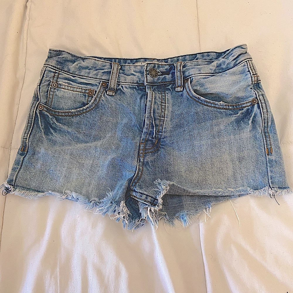 EUC FREE PEOPLE JEAN SHORTS SIZE 24